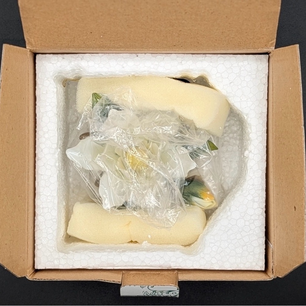 Andrea by Sadek Figurine White Magnolia Flower, Bud and Branch NIB! 15704 - Picture 10 of 10